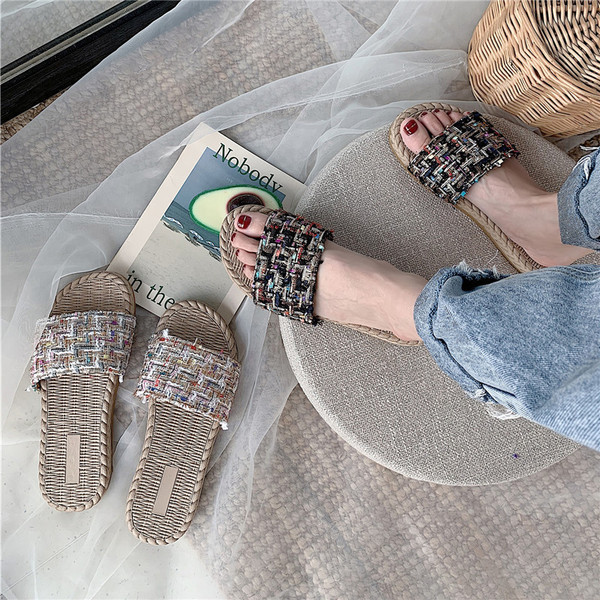 Modern női papucs lapos talppal, két színben