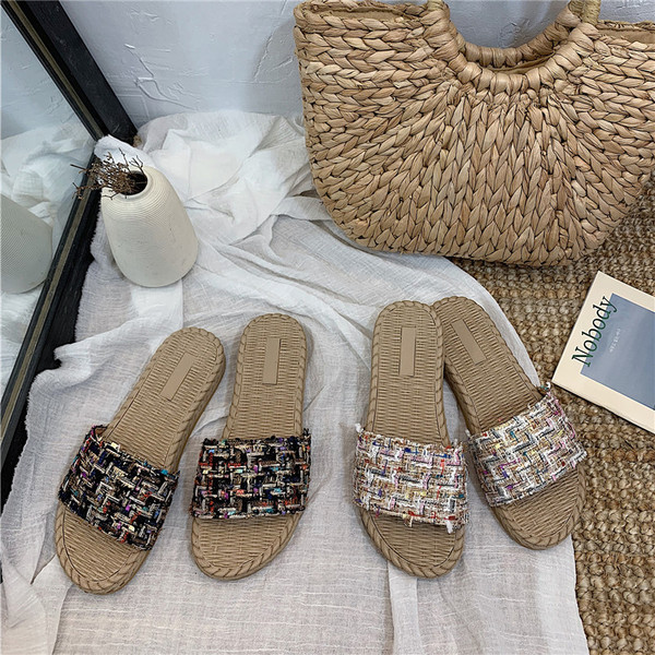 Modern női papucs lapos talppal, két színben