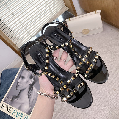 Stílusos női szandál vastag sarkú fém lyukakkal, több színben