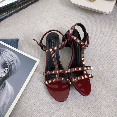 Stílusos női szandál vastag sarkú fém lyukakkal, több színben