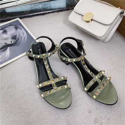 Stílusos női szandál vastag sarkú fém lyukakkal, több színben