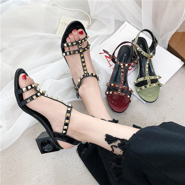 Stílusos női szandál vastag sarkú fém lyukakkal, több színben