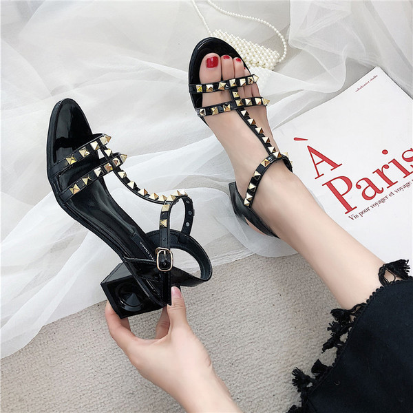 Stílusos női szandál vastag sarkú fém lyukakkal, több színben