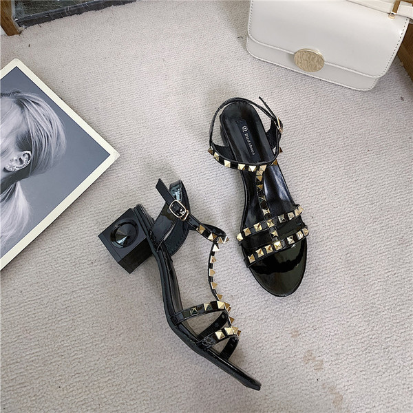 Stílusos női szandál vastag sarkú fém lyukakkal, több színben