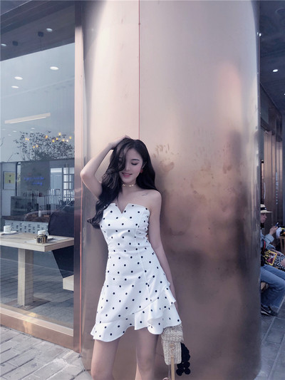 Stílusos női ruha fehér pöttyökkel