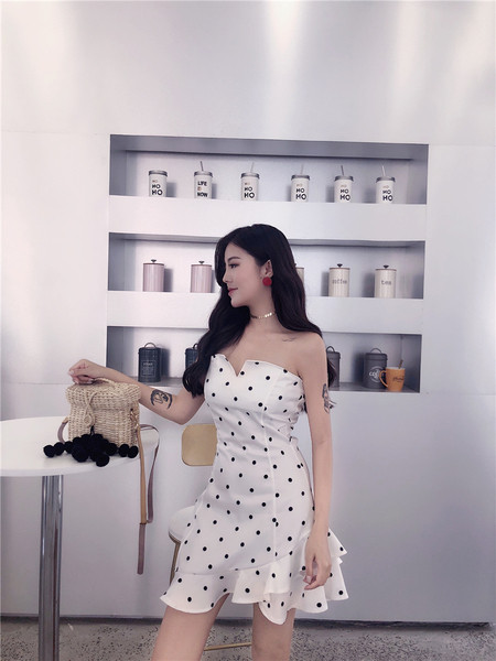 Stílusos női ruha fehér pöttyökkel