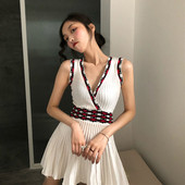 Modern női ruha V-nyakkal, fehér színben