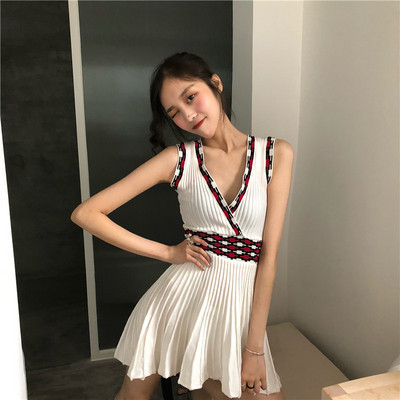 Modern női ruha V-nyakkal, fehér színben