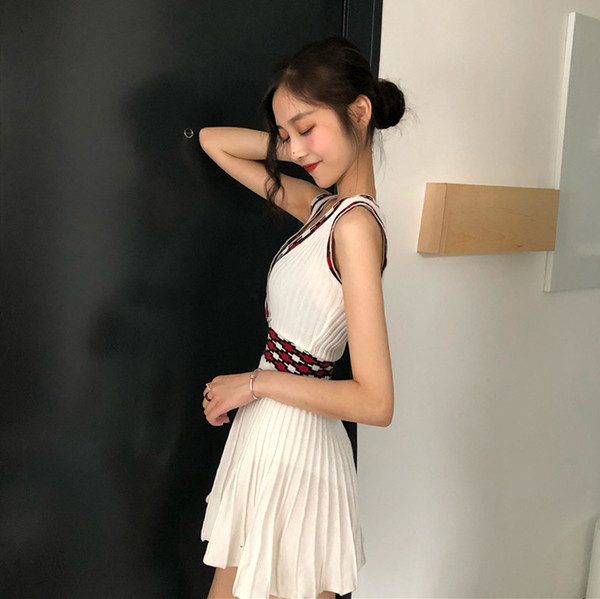 Modern női ruha V-nyakkal, fehér színben