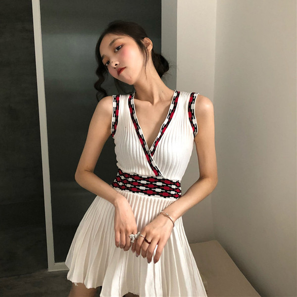 Modern női ruha V-nyakkal, fehér színben