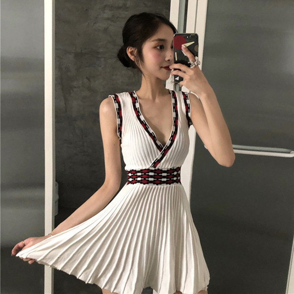 Modern női ruha V-nyakkal, fehér színben