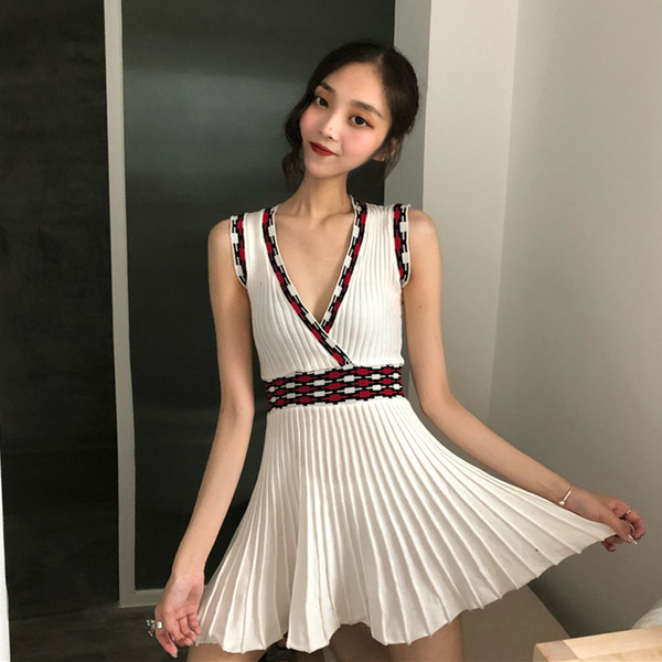 Modern női ruha V-nyakkal, fehér színben