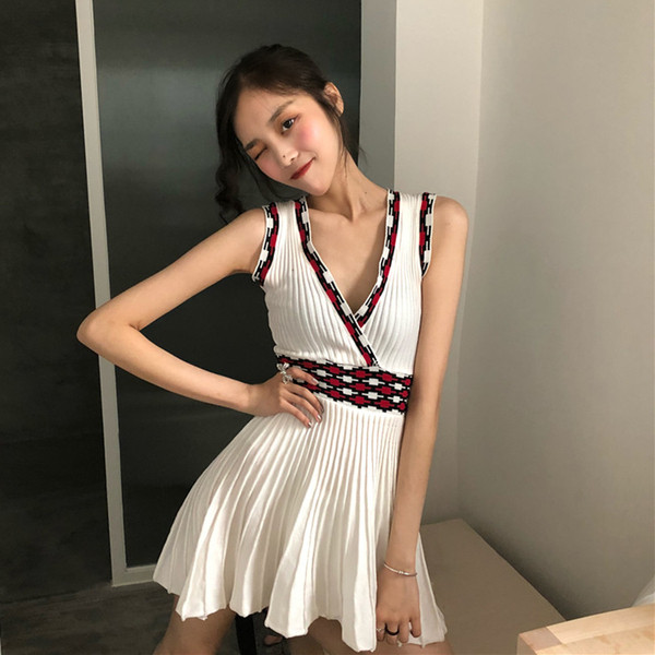 Modern női ruha V-nyakkal, fehér színben