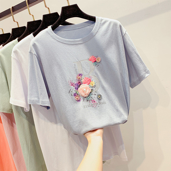 Modern női póló virágdíszítéssel