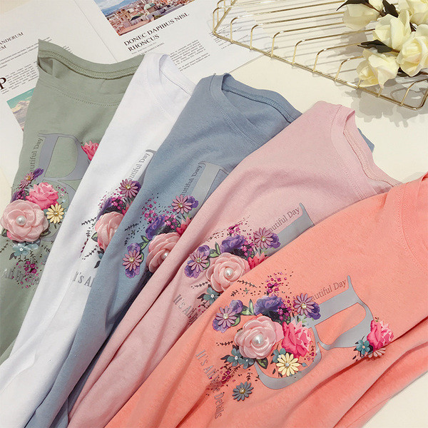 Modern női póló virágdíszítéssel