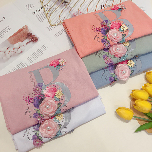 Modern női póló virágdíszítéssel