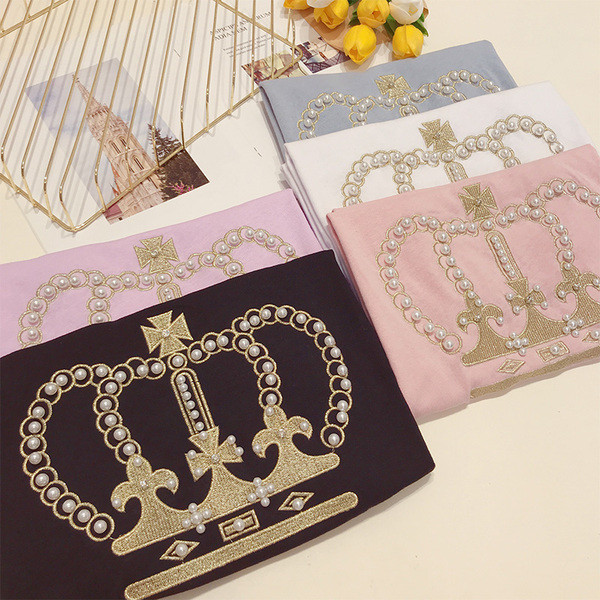 Elegáns, több színben gyöngyökkel díszített női póló