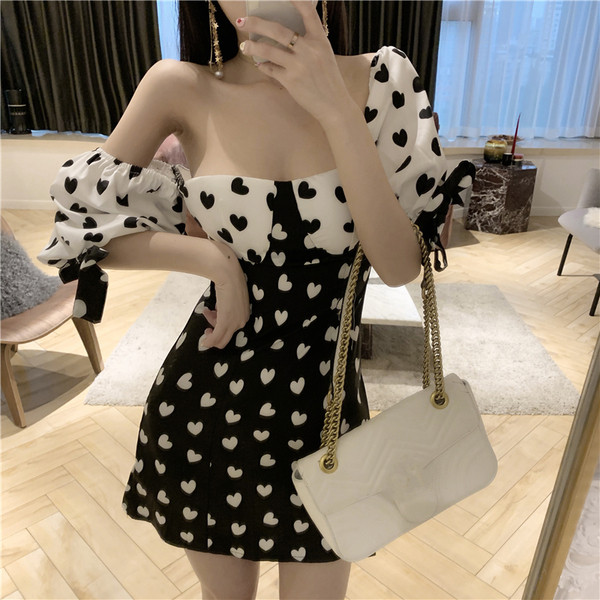 Modern női ruha csupasz váll fekete-fehér színben