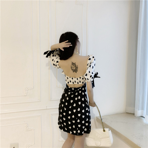 Modern női ruha csupasz váll fekete-fehér színben