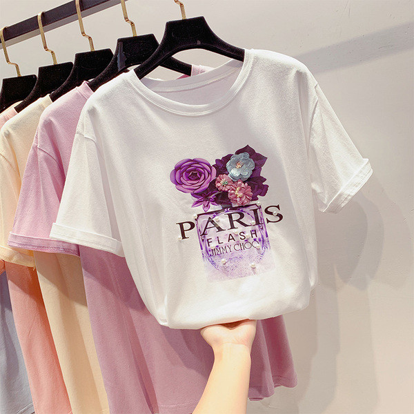 Női alkalmi póló virágokkal és gyöngyökkel