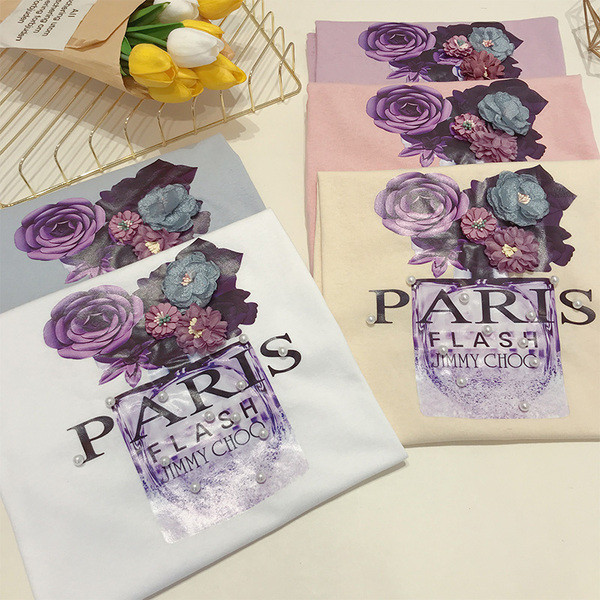 Női alkalmi póló virágokkal és gyöngyökkel