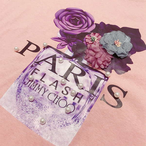 Női alkalmi póló virágokkal és gyöngyökkel