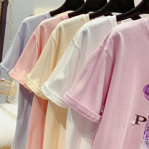 Női alkalmi póló virágokkal és gyöngyökkel