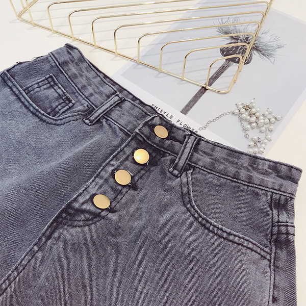 Pantaloni scurți de damă din denim cu nasturi