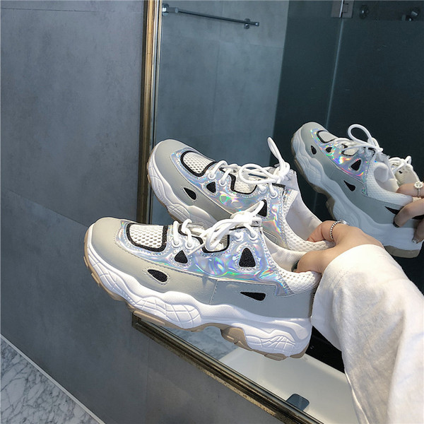 Tenisi de dama actuali cu efect stralucitor in roz si gri