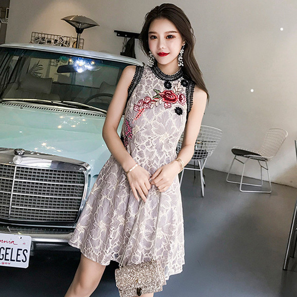 Stílusos női ruha színes bézs hímzéssel