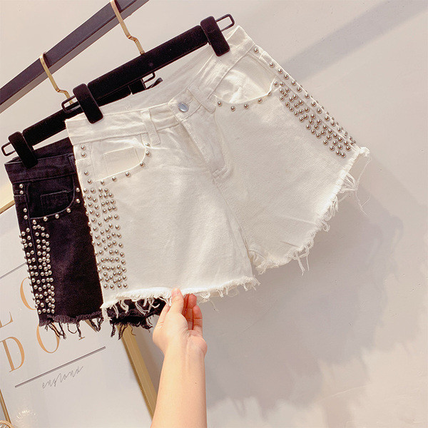 Modern rövid farmer lyukakkal, fehér és fekete színben