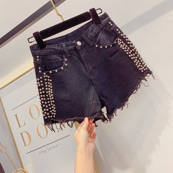 Modern rövid farmer lyukakkal, fehér és fekete színben