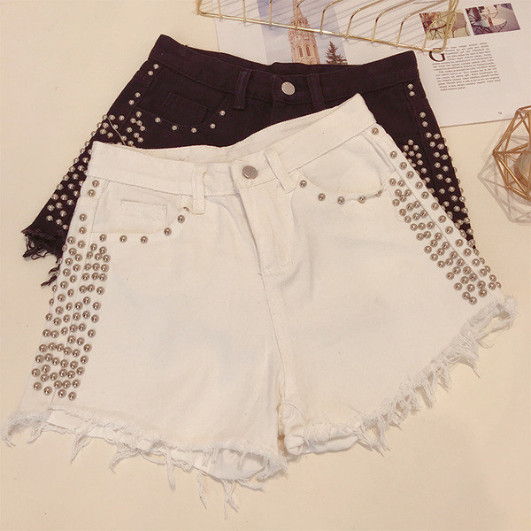 Modern rövid farmer lyukakkal, fehér és fekete színben