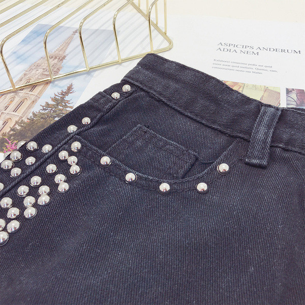 Modern rövid farmer lyukakkal, fehér és fekete színben