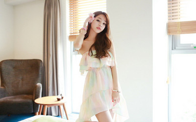 Női nyári ruha aszimmetrikus modell