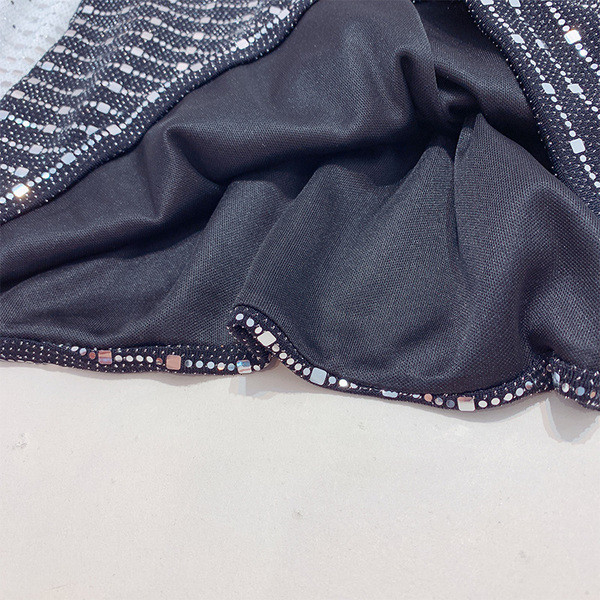 Női felső, vékony pántokkal, fehér és fekete színben