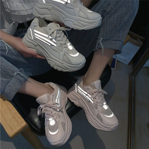 Aktuális női tornacipő magas talppal bézs és rózsaszín színben