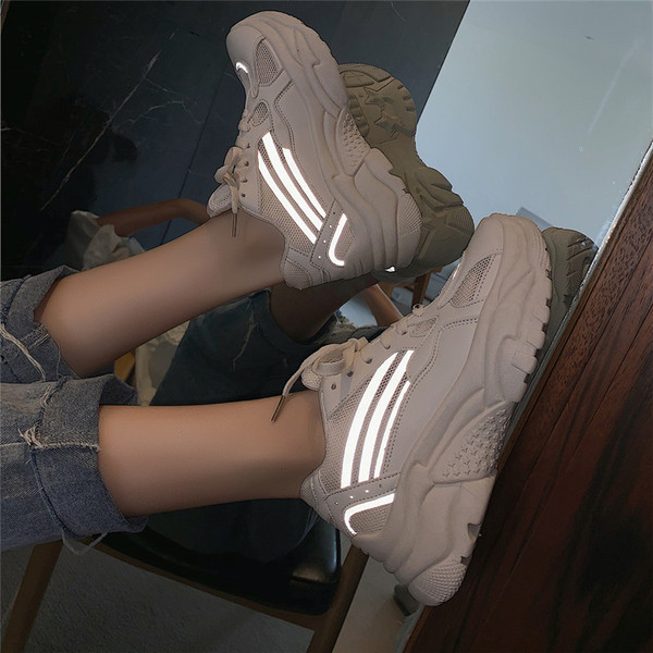 Aktuális női tornacipő magas talppal bézs és rózsaszín színben