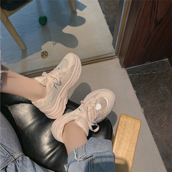 Aktuális női tornacipő magas talppal bézs és rózsaszín színben