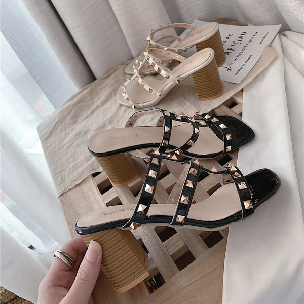 Stílusos női papucs vastag sarokkal és fém elemekkel fekete és bézs színben