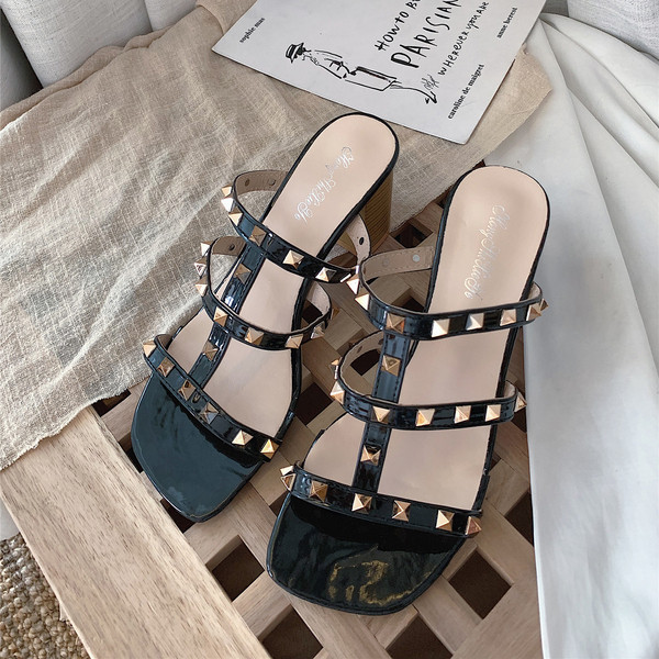 Stílusos női papucs vastag sarokkal és fém elemekkel fekete és bézs színben