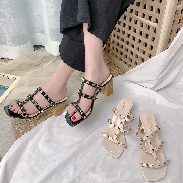 Stílusos női papucs vastag sarokkal és fém elemekkel fekete és bézs színben