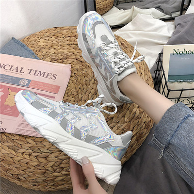 Modern női tornacipő durva talppal, fűzővel több színben