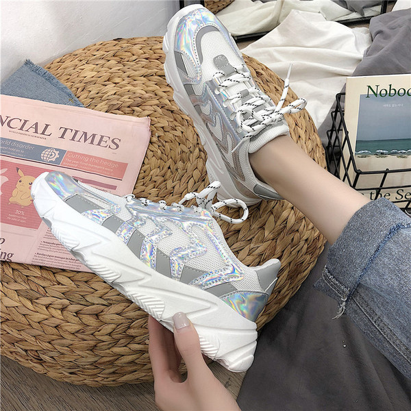 Modern női tornacipő durva talppal, fűzővel több színben