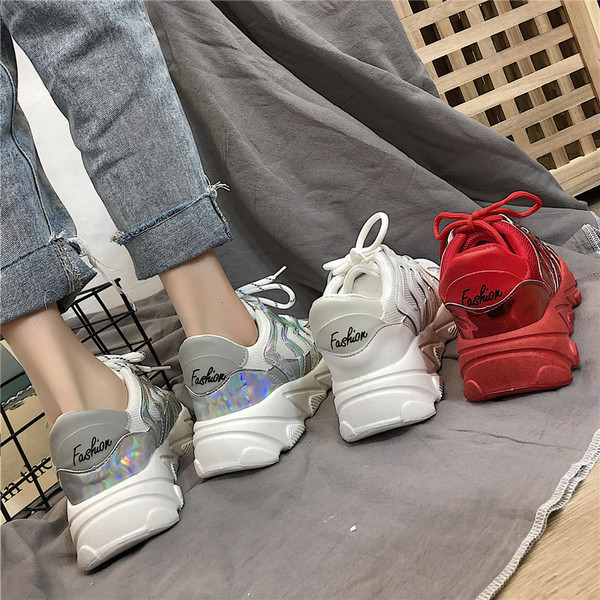 Modern női tornacipő durva talppal, fűzővel több színben