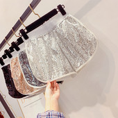 Női rövidnadrág flitterekkel