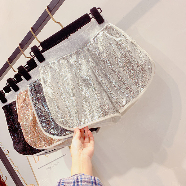 Női rövidnadrág flitterekkel