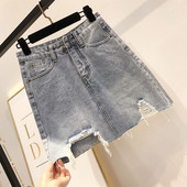 Női farmerszoknya szakadt motívumokkal, magas derékkal