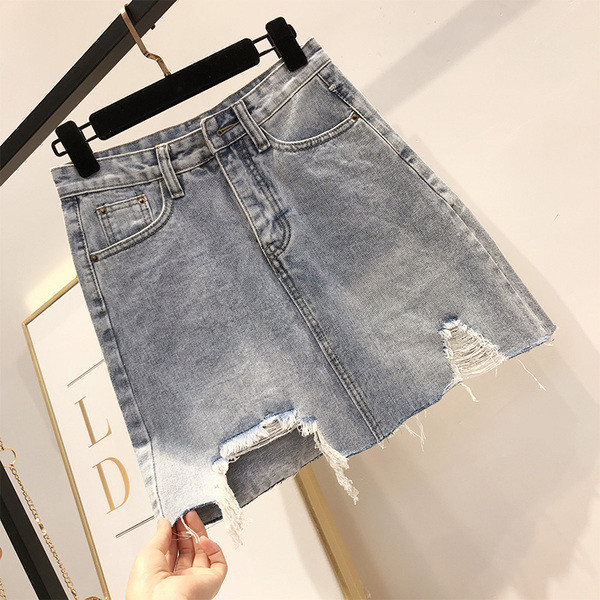 Női farmerszoknya szakadt motívumokkal, magas derékkal