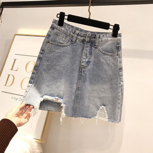 Női farmerszoknya szakadt motívumokkal, magas derékkal